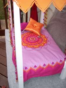   GIRL JULIES 1970s Style Canopy Bed w/Beding   Good Condition  