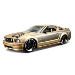 Maisto Die Cast 124 Gold AS 2006 Ford Mustang  Toys 