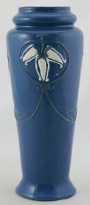  AZTEC 9 VASE W/STYLIZED LILY OF THE VALLEY SQUEEZEBAG DESIGN MINT