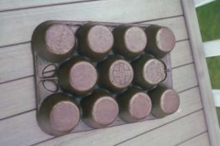 GRISWOLD / WAGNER WARE CAST IRON MUFFIN PAN  