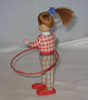 1950s JAPAN HULA HOOP GIRL TIN LITHO WIND UP TOY WORKS GREAT 8.5 