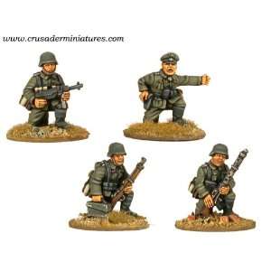   World War II German MG34 Team & Command Kneeling (4) Toys & Games