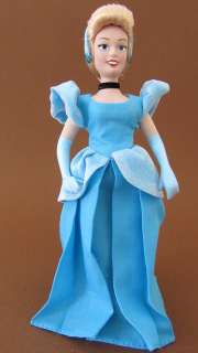   Poupée CENDRILLON Walt Disney en PORCELAINE de Qualité